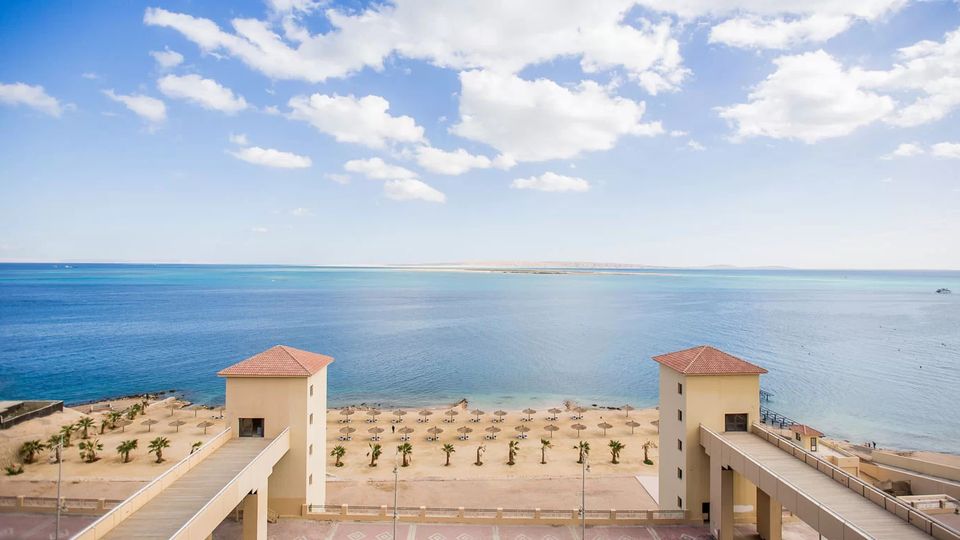 Two-room, 132-meter sea view apartment in Sheraton